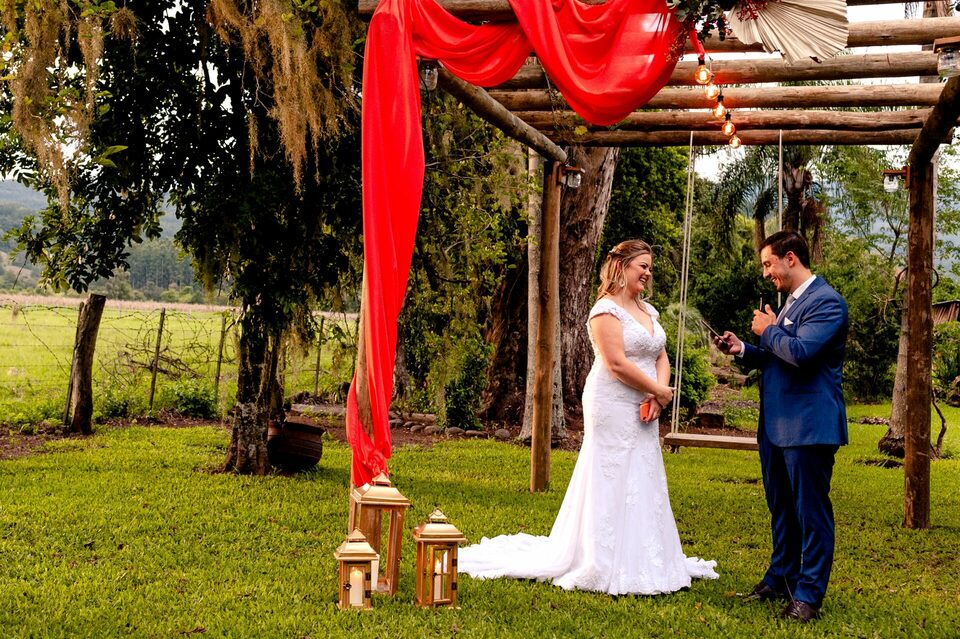 Casamento com recepção ao ar livre no interior de Rolante