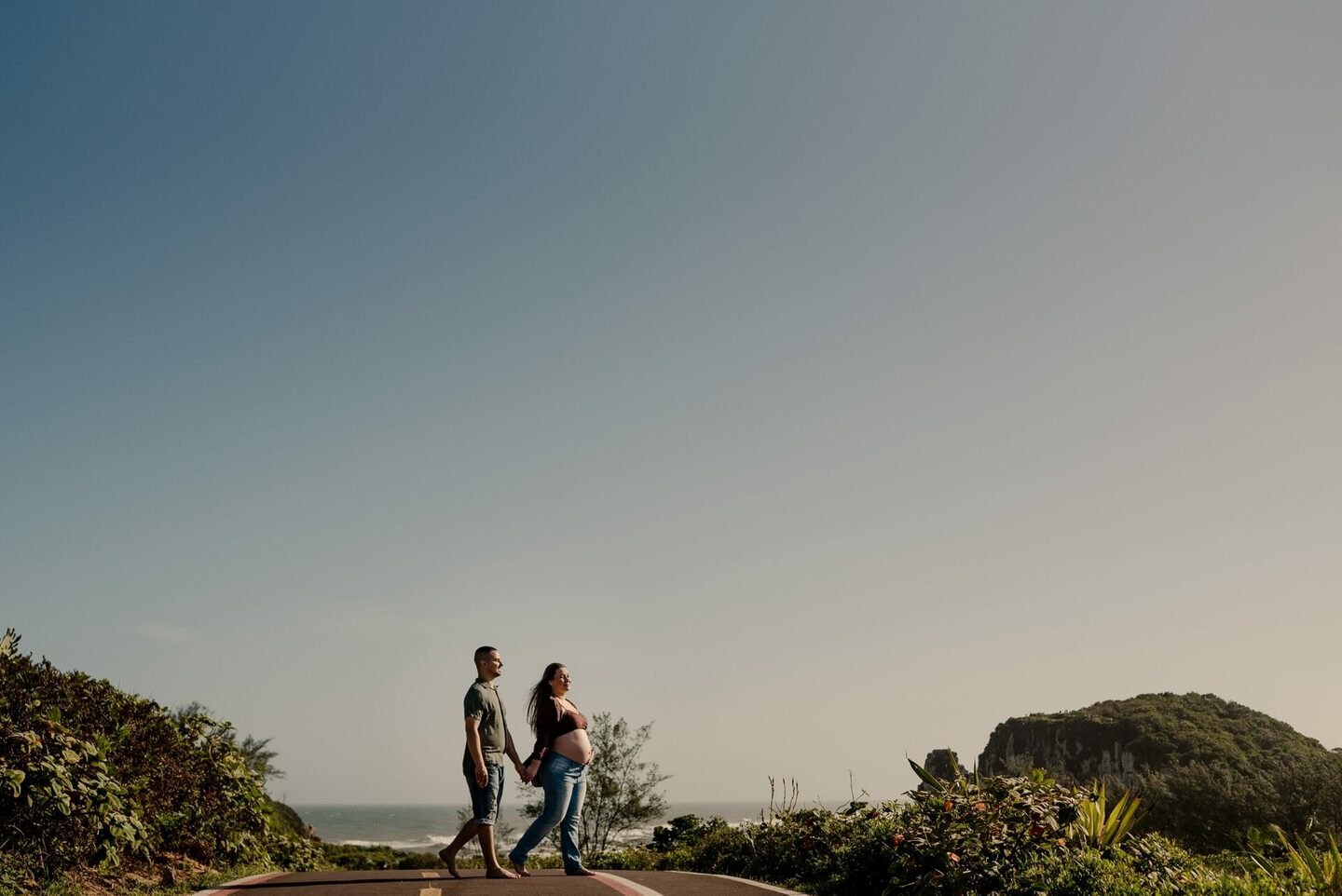 Ensaio de gestante na praia da Guarita em Torres